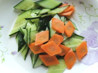 黄瓜拌腐竹,将胡萝卜和黄瓜放入盘内