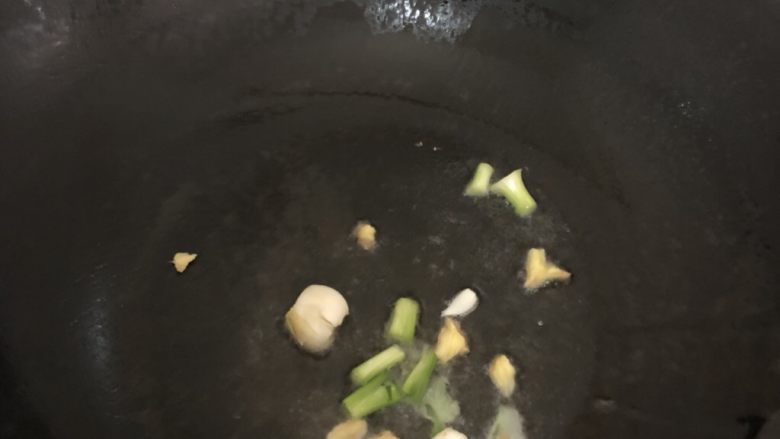 胡萝卜炒虾仁,锅里下油爆一下姜葱  然后加入虾仁   