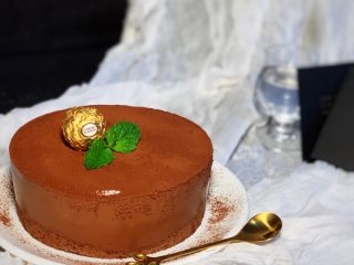 巧克力慕斯蛋糕,简单装饰