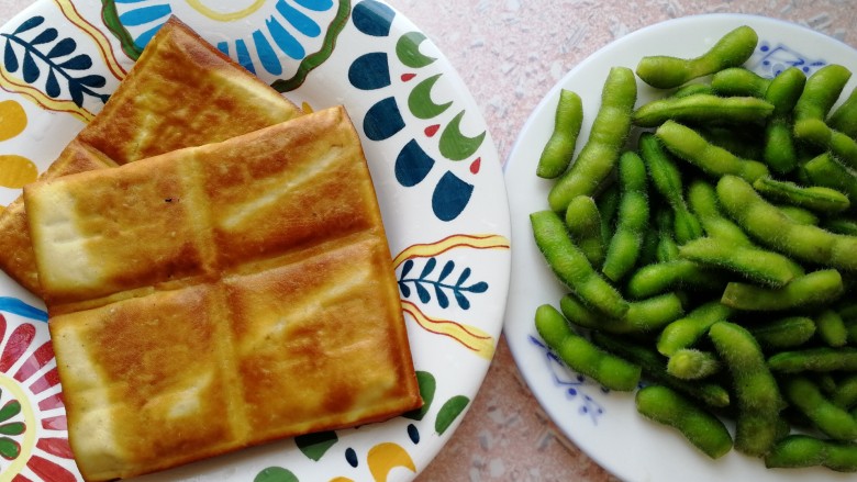 毛豆炒香干,主料，豆干和毛豆。