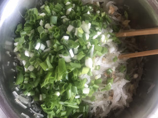 萝卜丝油渣柳叶包子,把所有食材放入盆中，加入葱花