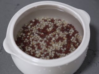 红豆薏米糊,倒入适量的水