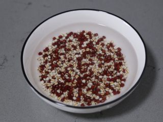 红豆薏米糊,用清水浸泡1小时