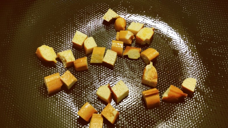 毛豆炒香干,起油锅，放入1汤匙食用油，放入香干丁，翻炒2分钟盛出。