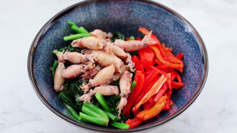 芥末菠菜海兔,碗里面放入切好的菠菜和红椒，焯熟的海兔。