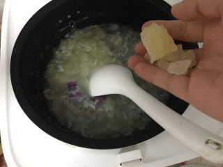 紫薯银耳粥,下入冰糖，继续小火煮至紫薯软烂