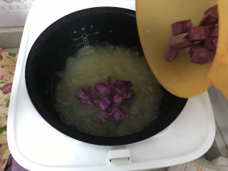 紫薯银耳粥,煮至粥变浓稠银耳出胶，下入紫薯