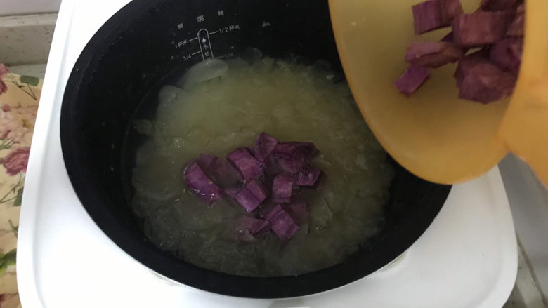 紫薯银耳粥,煮至粥变浓稠银耳出胶，下入紫薯