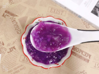 紫薯银耳粥,诱人的紫色，银耳顺滑细腻，紫薯软糯香甜，好看又好喝！