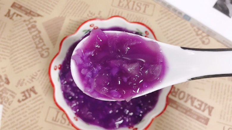 紫薯银耳粥,诱人的紫色，银耳顺滑细腻，紫薯软糯香甜，好看又好喝！