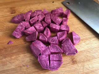 紫薯银耳粥,切小块