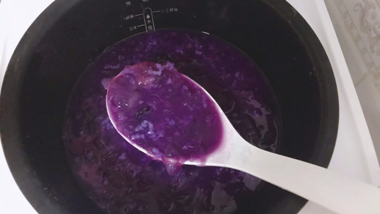 紫薯银耳粥,煮好后，用勺子把紫薯压碎（个人习惯），粥是顺滑粘稠的