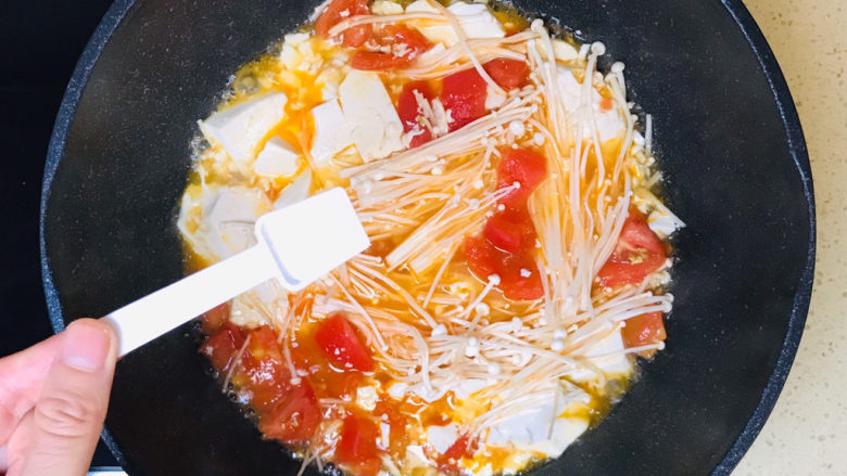 金针菇豆腐汤,撒入盐调味