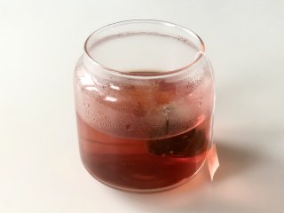 网红水果串串茶，自己在家做，好看又好吃,倒入90度的热水，约250毫升，然后静置。