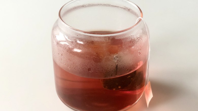 网红水果串串茶，自己在家做，好看又好吃,倒入90度的热水，约250毫升，然后静置。
