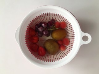 网红水果串串茶，自己在家做，好看又好吃,把水果洗净，可以加一些小苏打，浸泡几分钟，小苏打能将水果表层的农药残留中和掉，然后把水果用流水洗净，沥干水分。