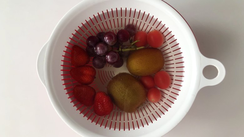 网红水果串串茶，自己在家做，好看又好吃,把水果洗净，可以加一些小苏打，浸泡几分钟，小苏打能将水果表层的农药残留中和掉，然后把水果用流水洗净，沥干水分。