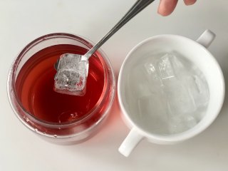 网红水果串串茶，自己在家做，好看又好吃,放入冰块，天气热的话我喜欢冰冰爽爽的感觉，冬天的话就可以直接用热茶，根据自己的喜好选择哦！