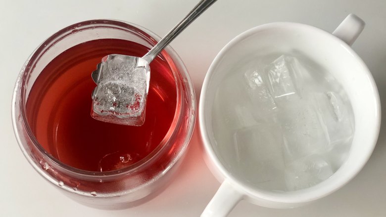 网红水果串串茶，自己在家做，好看又好吃,放入<a style='color:red;display:inline-block;' href='/shicai/ 12035'>冰块</a>，天气热的话我喜欢冰冰爽爽的感觉，冬天的话就可以直接用热茶，根据自己的喜好选择哦！
