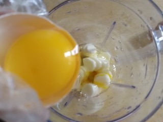 山药鸡蛋糕,直接打入鸡蛋。