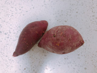 紫薯银耳粥,准备2个紫薯。