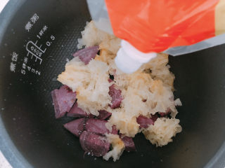 紫薯银耳粥,撒适量的白砂糖。