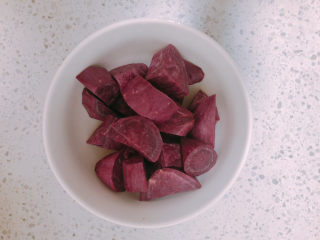 紫薯银耳粥,把紫薯切成小块状。