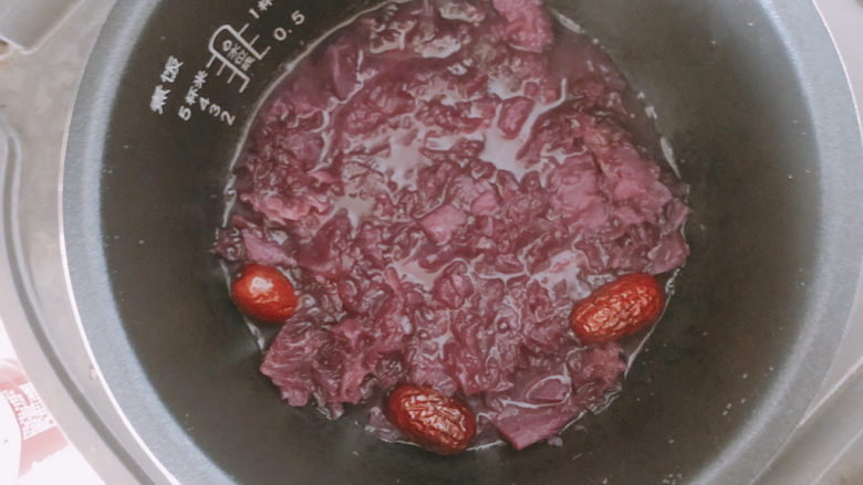 紫薯银耳粥,炖煮2小时以上直到银耳出胶。