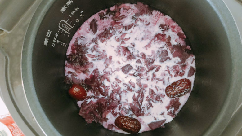 紫薯银耳粥,最后加入牛奶。