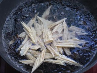 黄瓜拌腐竹,锅中添适量清水烧开，先放入木耳烫约三分钟，再放入腐竹烫1-2分钟，捞出过凉水挤干水分。