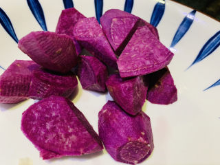 紫薯银耳粥,切小块