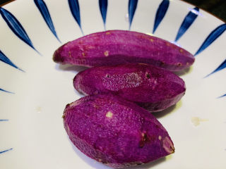 紫薯银耳粥,削皮
