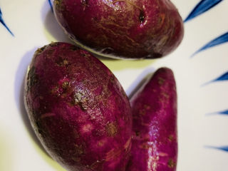 紫薯银耳粥,紫薯洗净