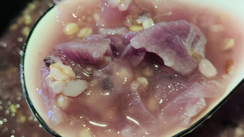 紫薯银耳粥,搅拌一下，盛碗里