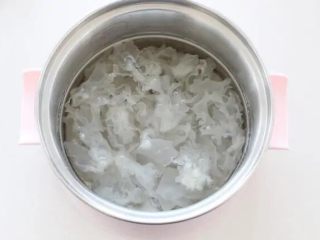 紫薯银耳粥,取小锅先放入银耳，然后添入足够量的清水加盖煮制。