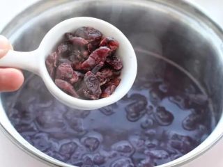 紫薯银耳粥,最后加入蔓越莓干搅拌均匀，蔓越莓干还可以换成葡萄干，不想加果干就放几粒枸杞点缀。