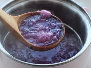 紫薯银耳粥,再煮几分钟就可以关火盛入碗中，软糯美味的冰糖紫薯银耳羹就完成了。