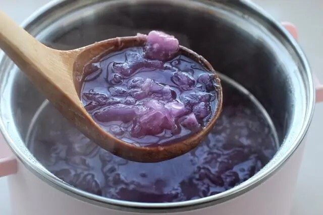 紫薯银耳粥,再煮几分钟就可以关火盛入碗中，软糯美味的冰糖紫薯银耳羹就完成了。