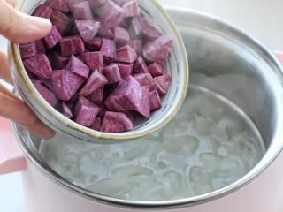 紫薯银耳粥,接着放入紫薯搅拌均匀，继续煮约十分钟至紫薯软熟。