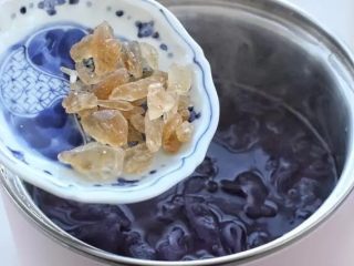 紫薯银耳粥,加入冰糖搅拌融化，冰糖按照个人口味添加，喜甜的可以多放一些。