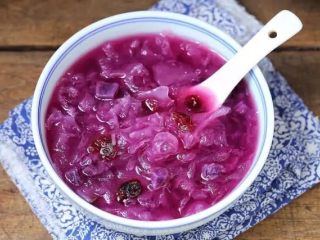 紫薯银耳粥,晶莹剔透、营养滋补，隔三差五喝一碗对身体尤为好！