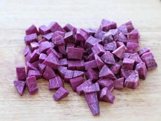 紫薯银耳粥,紫薯刮去外皮切成厚片，再改切成手指甲大小的丁块。
