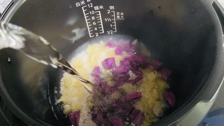 紫薯银耳粥,加入热水，约800ml