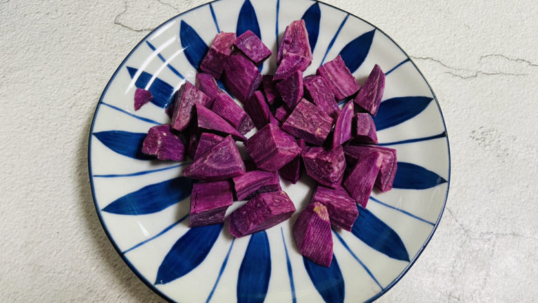 紫薯银耳粥,紫薯切小块备用