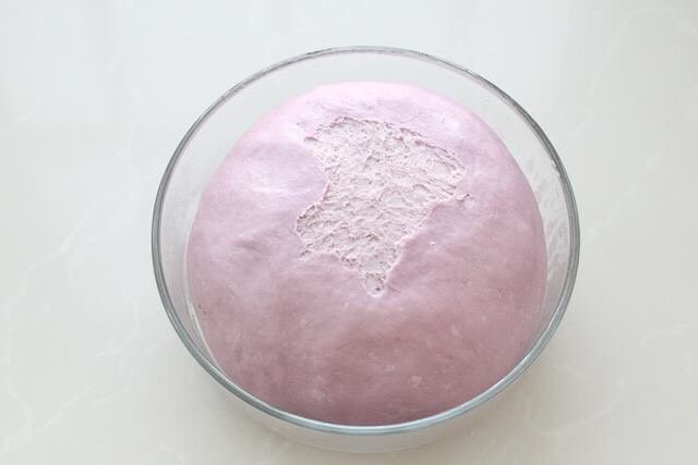 紫薯小馒头,覆盖保鲜膜放温暖处发酵至原来的两倍大，扒开面团内部呈蜂窝状就差不多发酵好了。
