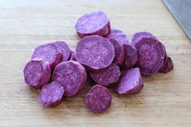 紫薯小馒头,将紫薯去皮后切成片或块，装盘上锅大火蒸至软熟。