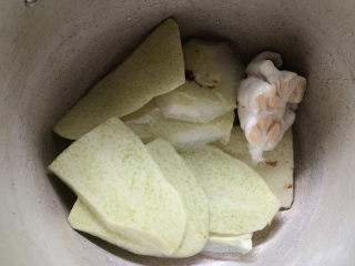 冬瓜薏米汤,然后放入大锅中。