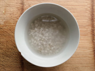 冬瓜薏米汤,薏米仁提前泡水。