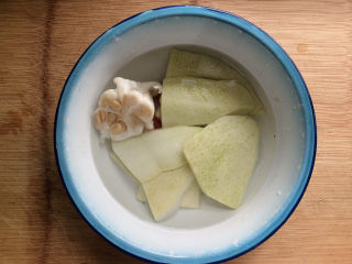冬瓜薏米汤,皮和囊也在要清洗一下。