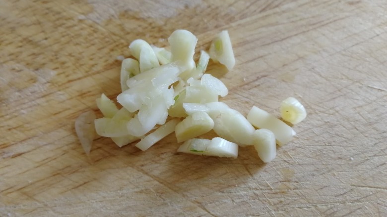 蟹味菇炒秋黄瓜,一瓣蒜切碎。
